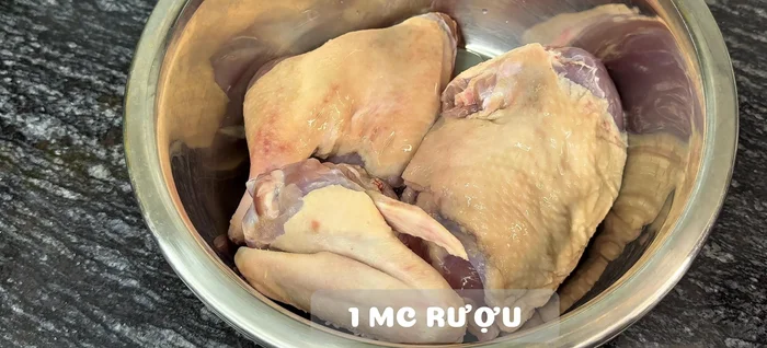 Wash the duck meat thoroughly. Add white wine and crushed ginger to help remove the fishy smell.