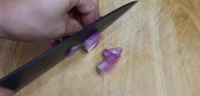 Thinly slice 4 shallots.