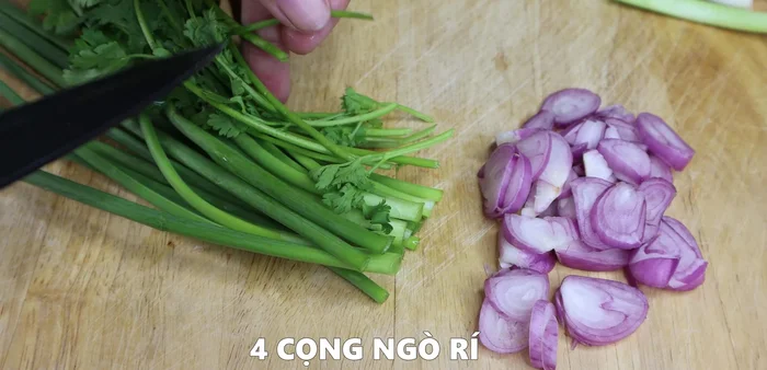 Finely chop 4 cloves of shallots and 4 sprigs of cilantro.