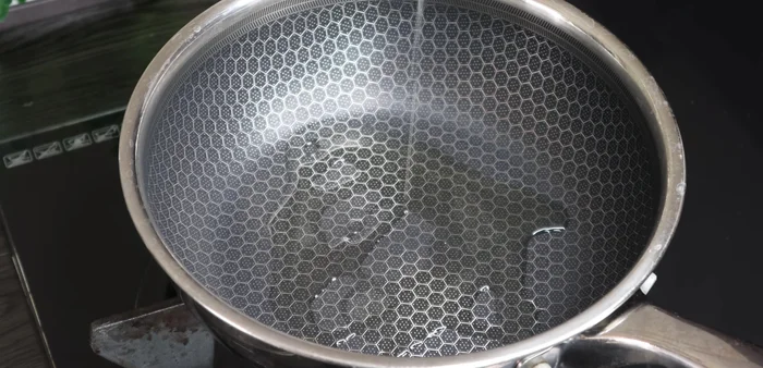 Heat 1 tablespoon of cooking oil in a pan, add the sliced shallots and fry until fragrant.