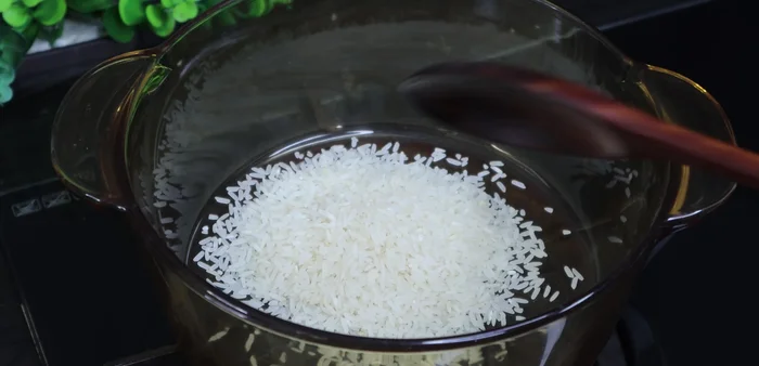 Roast 100g of rice in a pot until golden brown.