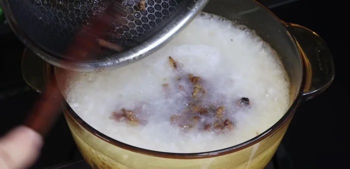 Add the stir-fried beef, mushrooms (100g), chicken eggs, salt (1/4 tablespoon), seasoning (1 tablespoon), sugar (1/2 tablespoon), and quail eggs to the porridge.