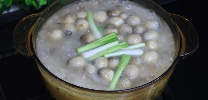 Add green onion roots and turn off the heat.
