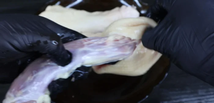 Wash duck necks thoroughly with salt, ginger, and wine. Peel off the skin and turn it inside out.