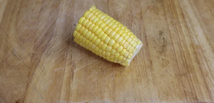 Prepare the filling: Cut corn, black fungus (after soaking for 30 minutes), carrots, onions, and cilantro into small pieces.