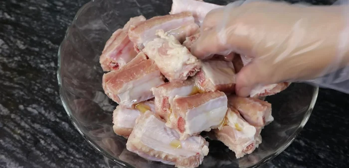 Add sesame oil to the ribs and rub it evenly to help them become fragrant and shiny.