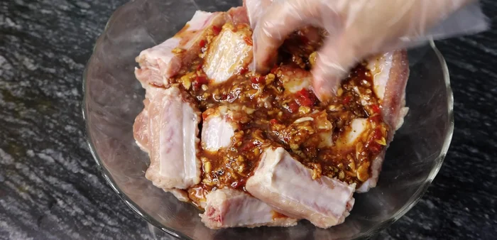 Add the spice mixture to the ribs and mix well to coat evenly.