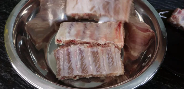Wash the pork ribs thoroughly. (Repeat 3-4 times until the water runs clear.)