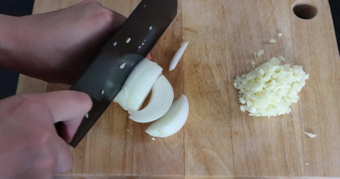 Cut half an onion and green onions into 3cm pieces.