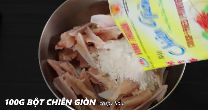 In a bowl, mix 100g of fried flour, 1 egg, and the chicken breast. Mix well and squeeze with your hands until evenly coated.