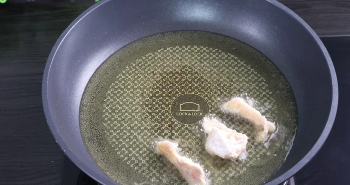 Heat 100ml of cooking oil in a frying pan. Fry the chicken breast at medium heat, turning to ensure golden brown on all sides.