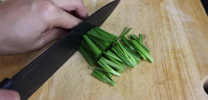 Prepare the filling: Finely chop chives, shallots. Grate cassava and carrot.