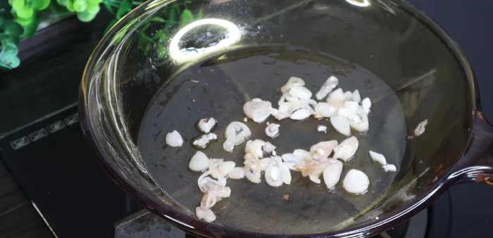 Stir-fry shallots until fragrant. Add shrimp (seasoned with seasoning and pepper), stir-fry until cooked. Add squid and stir-fry until cooked. Set aside.