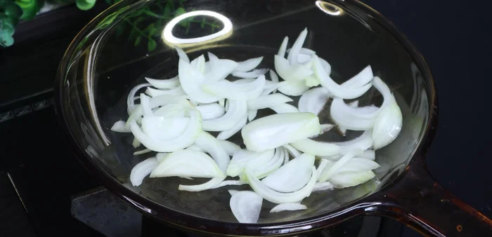 Stir-fry cassava, carrots, and onions briefly until tender-crisp. Season with salt.