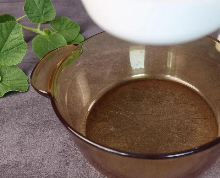Put 700 ml of sweetened fresh milk into a pot.
