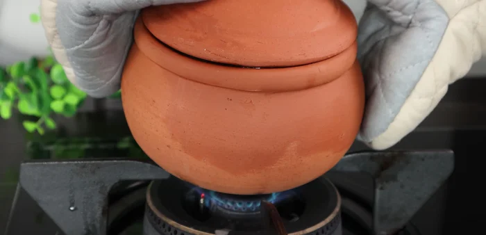 Tilt the rice pot to create burnt rice around the edges.