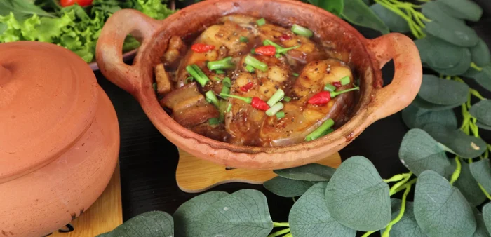 Serve hot with the clay pot rice.