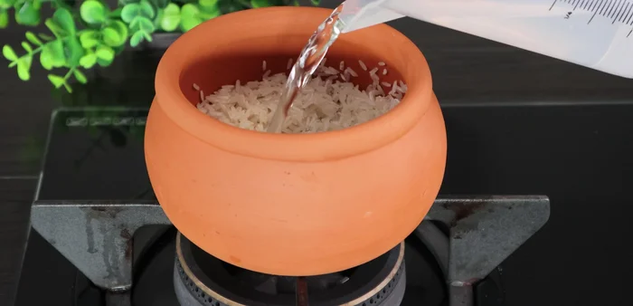 Place the clay pot on the stove over low heat, cover, and cook for 15 minutes. Stir the rice, then cook for another 10 minutes.