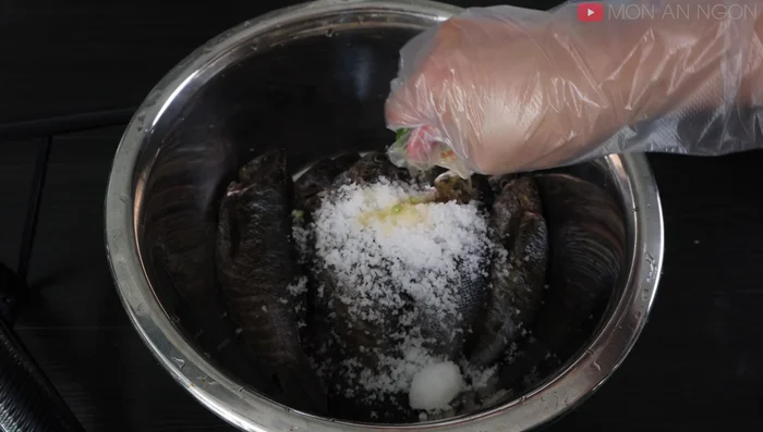 Wash the fish thoroughly with salt and kumquats (or vinegar) to remove slime. Rinse with water.