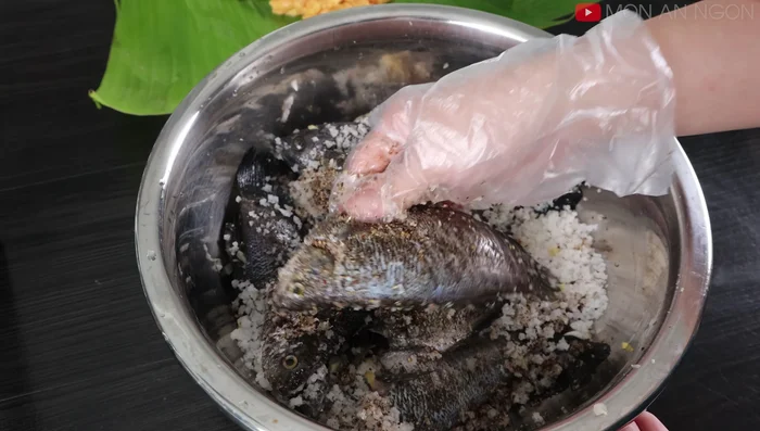Marinate the fish with the onion, garlic, ginger paste and cooking wine for 2 hours. This helps remove fishy smell and prevents flies during drying.
