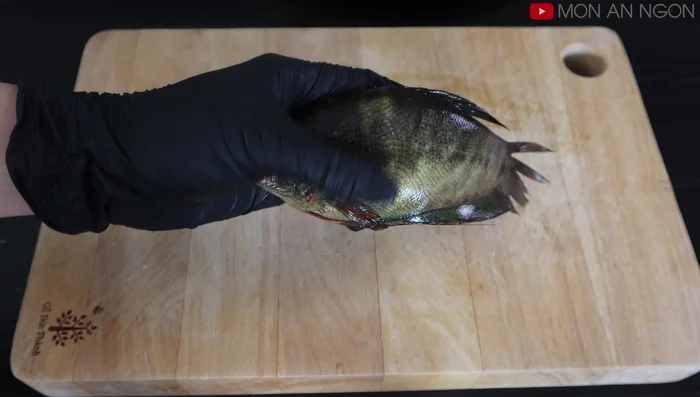 Scale and clean the fish. Remove the intestines and eggs. (Note: Female fish with eggs are preferred)
