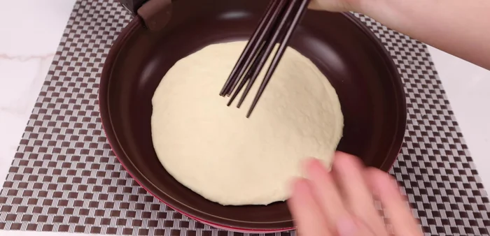 Place the dough in the pan.