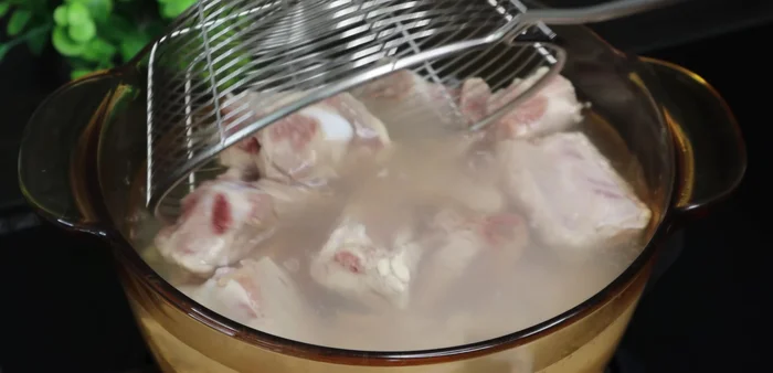 Blanch the ribs briefly in the boiling water, then rinse with cold water.