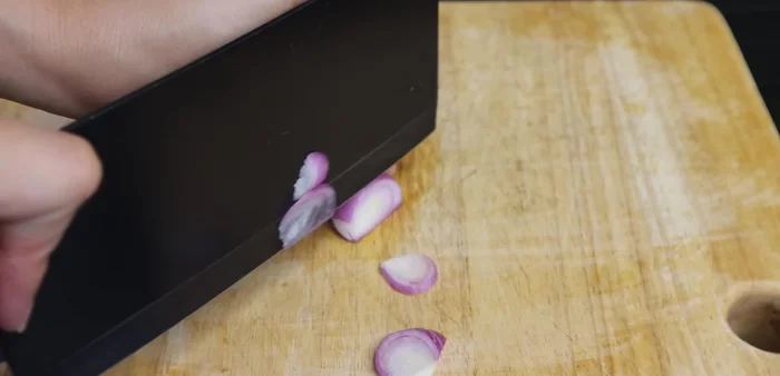 Finely chop 35g of garlic and shallots.