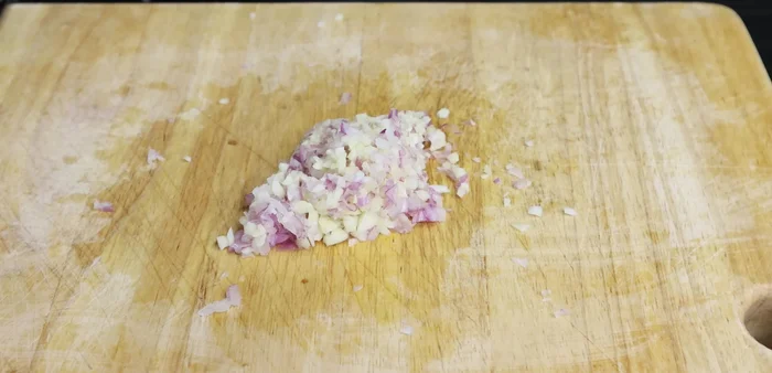 Divide the garlic and shallots in half. Marinate half with the ribs, and fry the other half until fragrant.