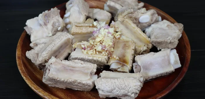 Marinate the ribs with 2 tablespoons fish sauce, 1 tablespoon seasoning powder, 2 tablespoons sugar, 1/4 tablespoon sesame oil, 1/2 tablespoon honey, and 1/4 tablespoon ground pepper. Marinate for about 15 minutes.
