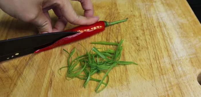 Garnish with sliced onions and chili peppers (optional, soak in water to curl).