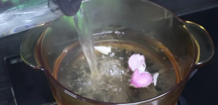 Boil water in a pot with the crushed onion and 1/2 tablespoon of salt. This helps remove fishy smell and clean the meat.