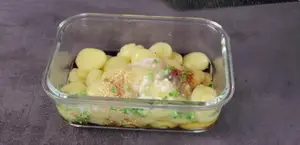 Crispy Garlic-Coated Potato Balls: A Delicious Vietnamese Snack