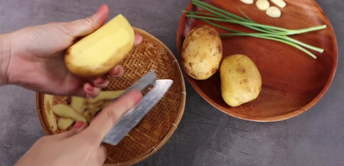 Peel and cut the potatoes in half. Cut off the string ends (1cm long).