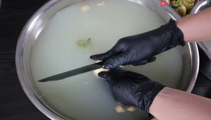 Peel the white skin inside, leaving only the fleshy part. Soak the peeled mangosteens in the lemon-salt solution.