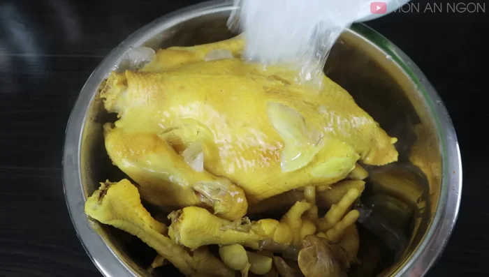 After the chicken is cooked, pour ice water over it to make the skin crispy. Soak in ice water for about 5 minutes. Shred the chicken meat.