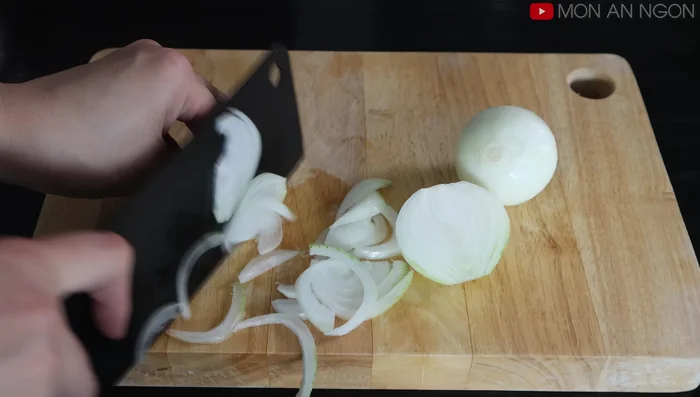 Slice 2 onions thinly and rinse to reduce pungency. Soak the sliced onions in ice water to make them crispy.