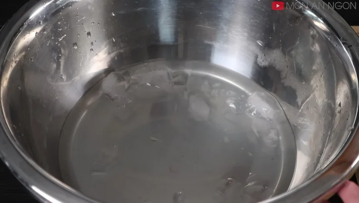 Remove the mangosteens from the ice water and slice them about 0.5 cm thick.