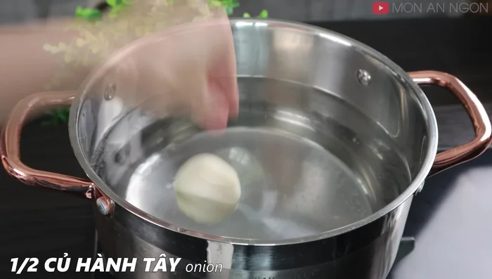 Boil the chicken with 3 liters of water, half an onion, and 6 shallots until it floats. Clean the chicken beforehand with salt, wine, and ginger. Add turmeric powder for yellow skin.