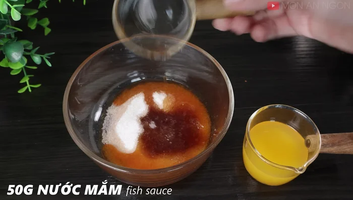 Mix salad dressing: 50g sugar, 50g fish sauce, 50g lime juice. Add chili peppers last, leaving them to float on the surface.
