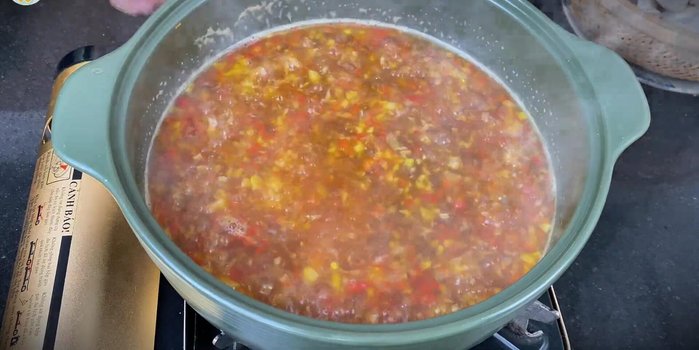 Add the drained clams to the boiling sauce in a hot clay pot. Cover and steam for 3 minutes without opening the lid.