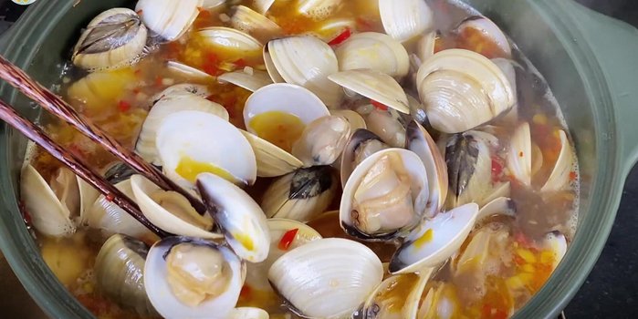Turn off the heat and let the clams sit in the covered pot for a few minutes to finish cooking.