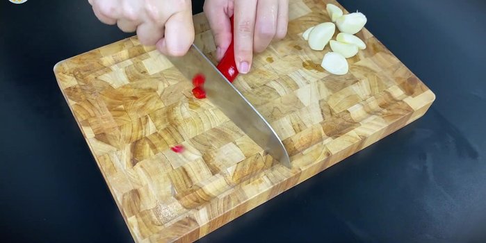 Prepare the chili peppers (use spicy chili if preferred). Mince garlic and chop chili peppers.