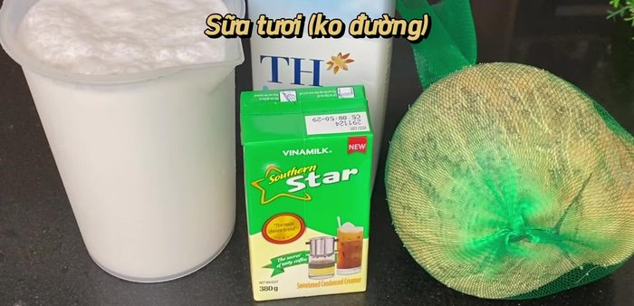 Combine 1 liter of concentrated coconut milk, 500ml fresh milk, 150-200ml condensed milk, and 1 teaspoon of salt in a pot.