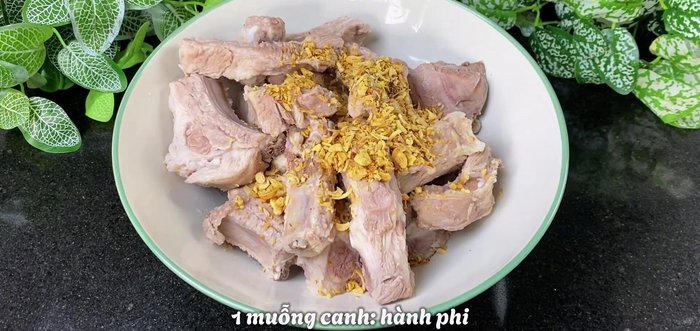 Marinate the ribs with fried garlic, fried onions, seasoning, oyster sauce, chili powder, and oil for 15 minutes.