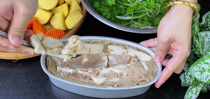 Skim off excess fat from the Ba Te.