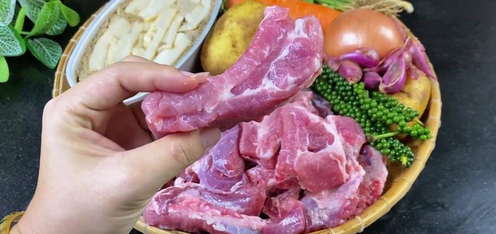 Cut the spare ribs into bite-sized pieces. Wash them thoroughly.