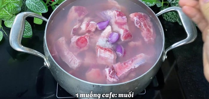 Boil the ribs in water with onions and salt for about 1 minute. Wash again.