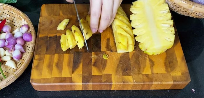 Prepare the pineapple: slice it into not-too-thin pieces.