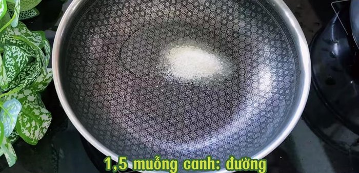 Heat cooking oil and sugar in a pan over low heat until caramel color is achieved.